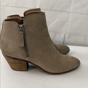 Frye Size 6.5 Judith Tan Suede Ankle Boots with Duel Side Zippers